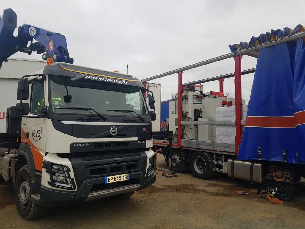 Volvo FMX grue dépliée sur un chantier