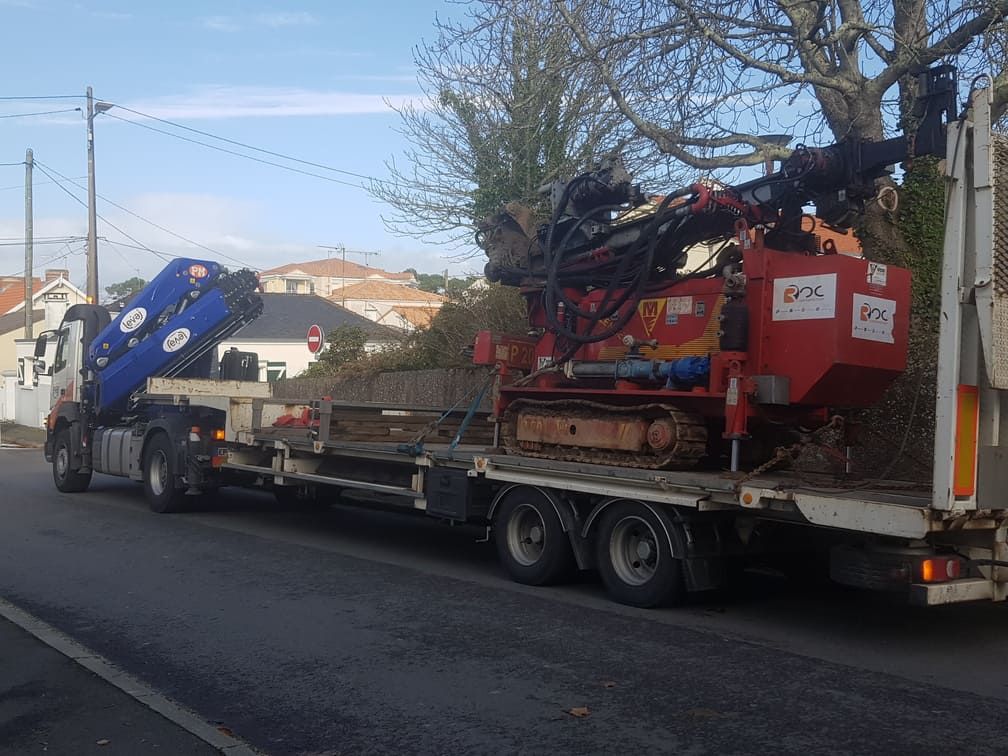 Engin de chantier chargé sur la semi-remorque