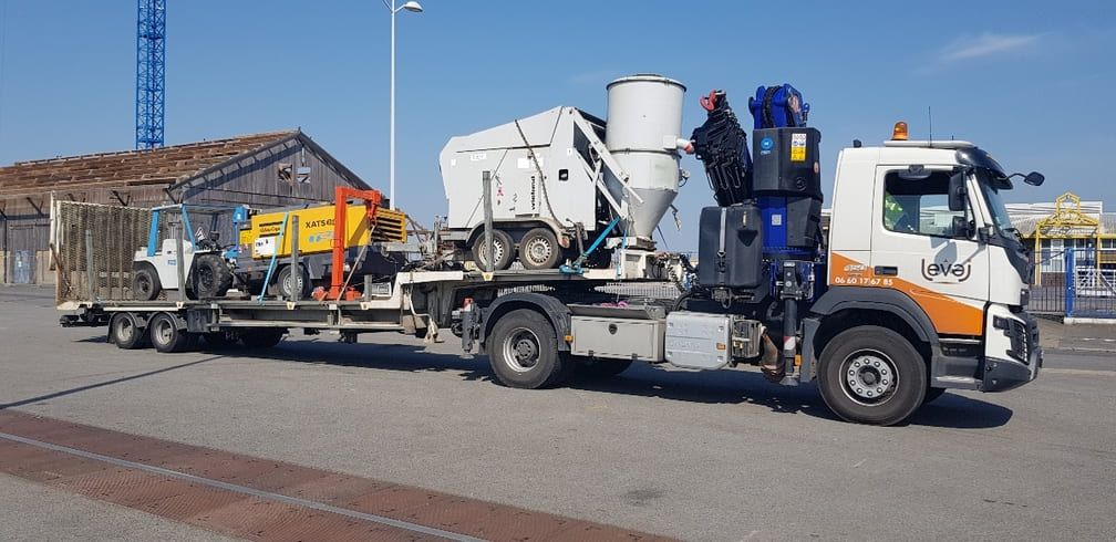 Transport d'un malaxeur et d'un engin sur plateau