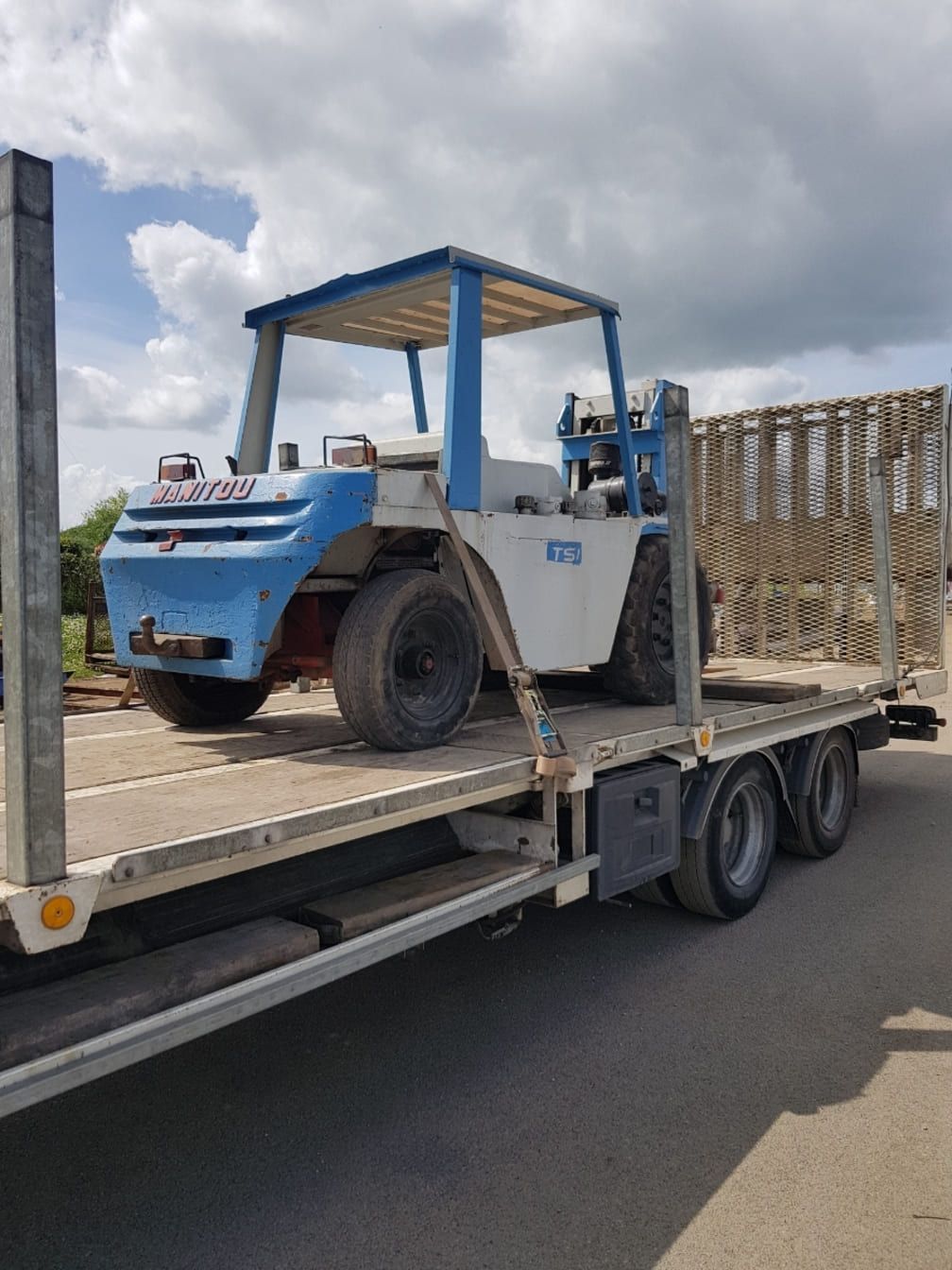 Tracteur agricole sur la semi-remorque surbaissée