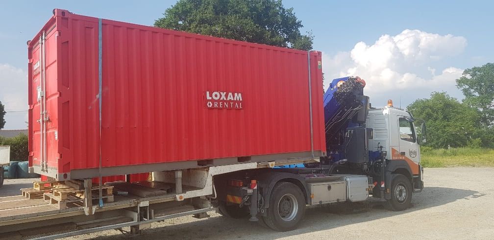 Levage d'un conteneur de chantier rouge