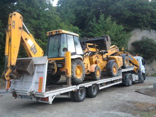 Engin de travaux publics sur porte-engins