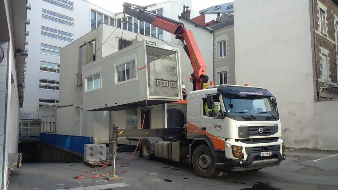 Levage d'un module de construction en façade