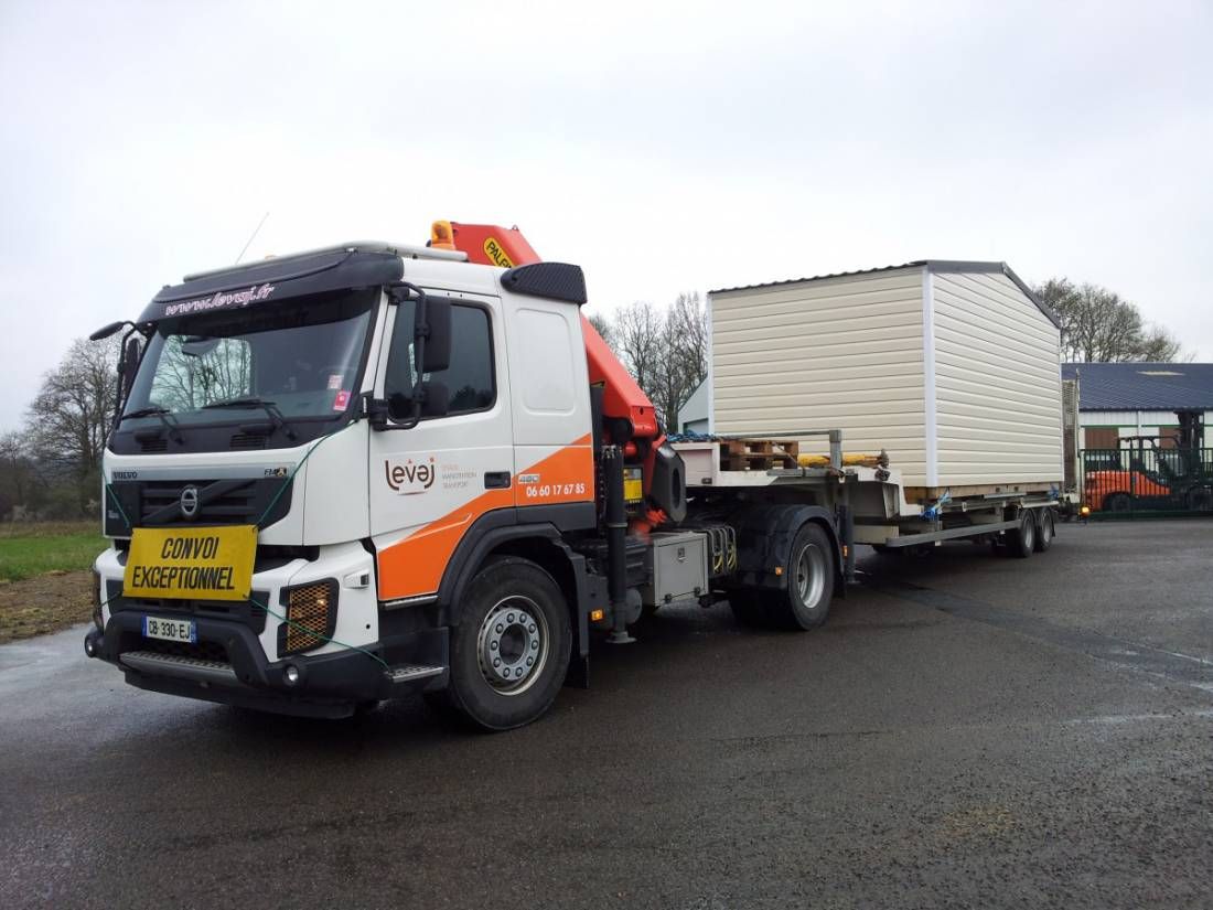 Transport d'un bâtiment modulaire sur plateau