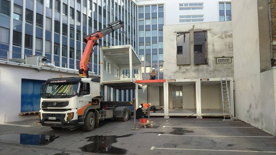 Assemblage de modules sur un chantier urbain