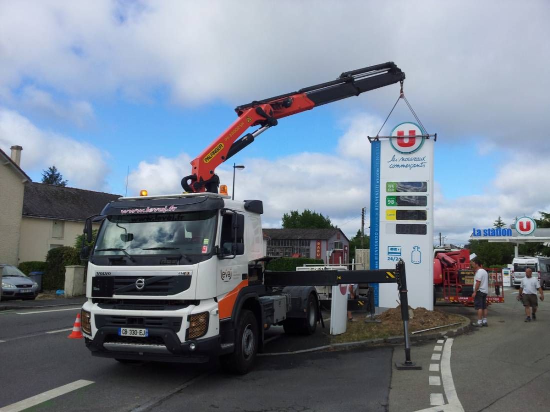 Pose d'un panneau de chantier en bord de route