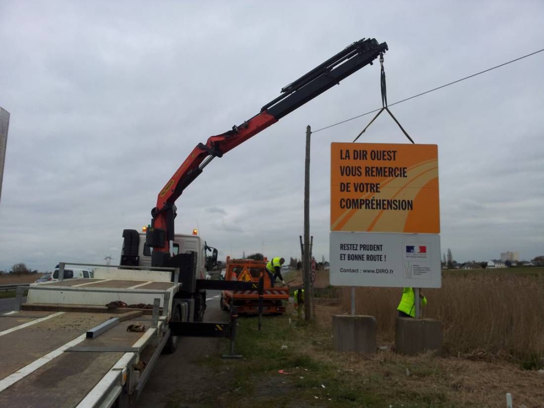 Intervention sur un portique de signalisation routière