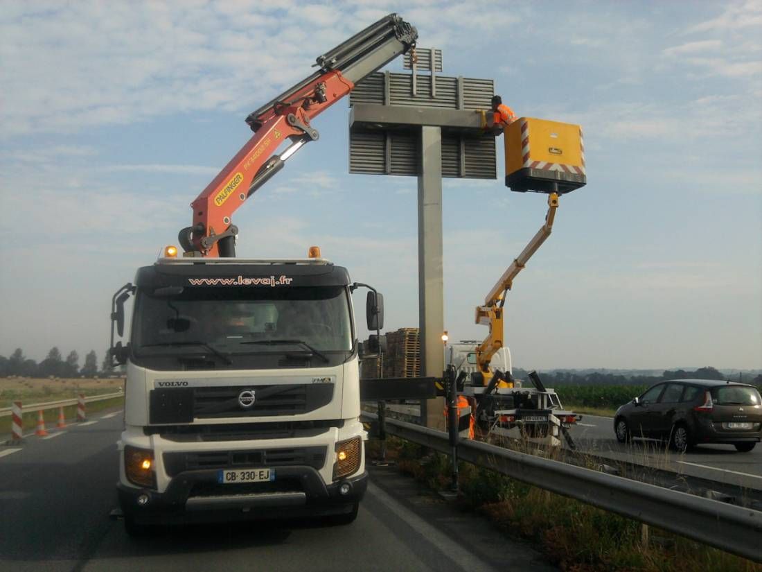 Levage d'une enseigne commerciale