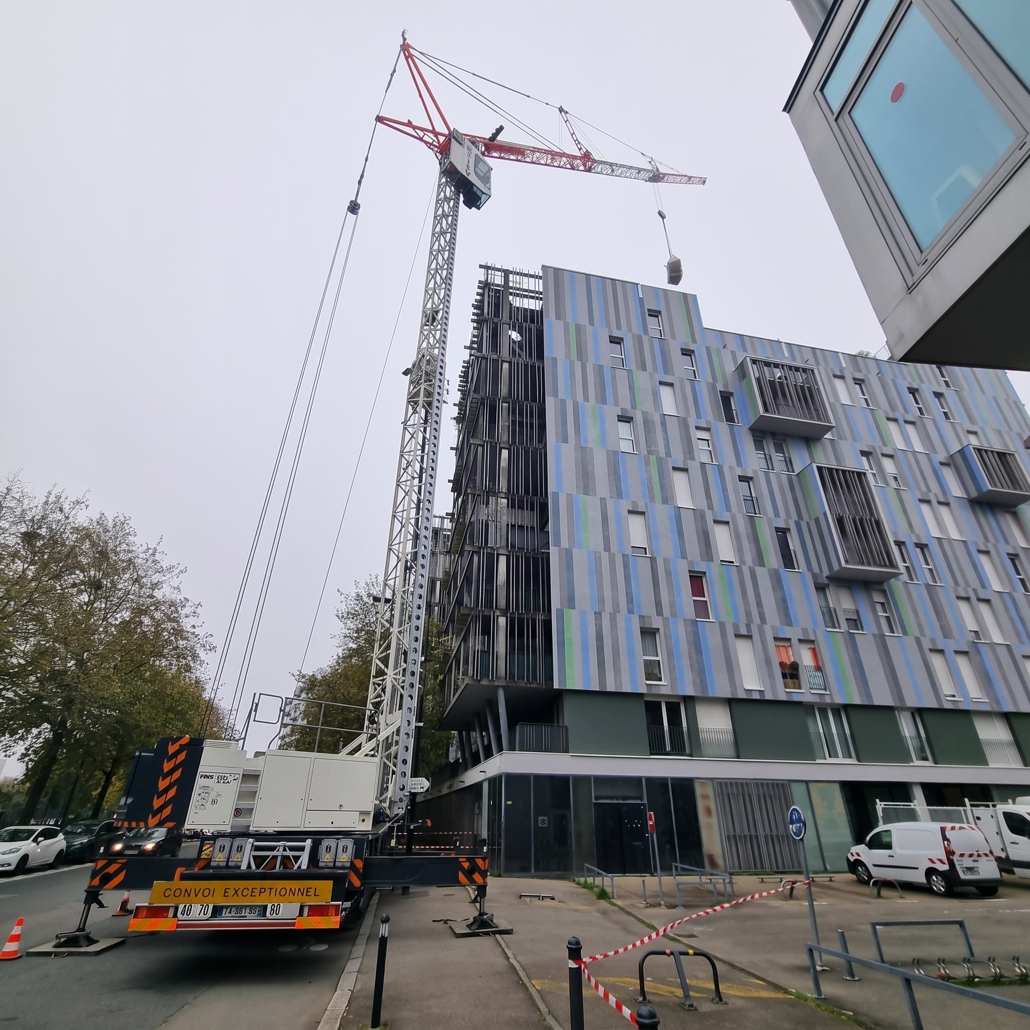 Chantier d'immeuble avec grue à tour, en ville