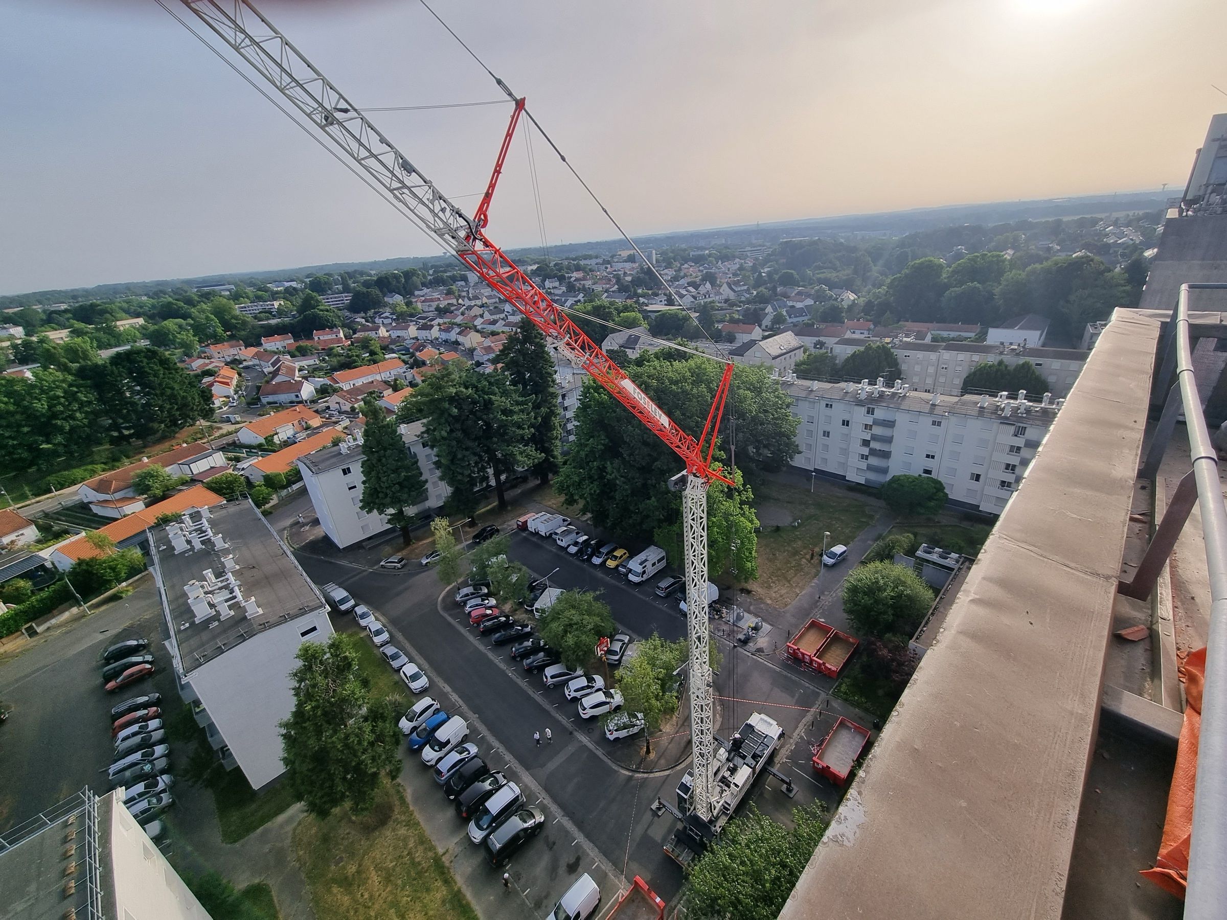 Grue à tour vue depuis la toiture d'un chantier en centre-ville