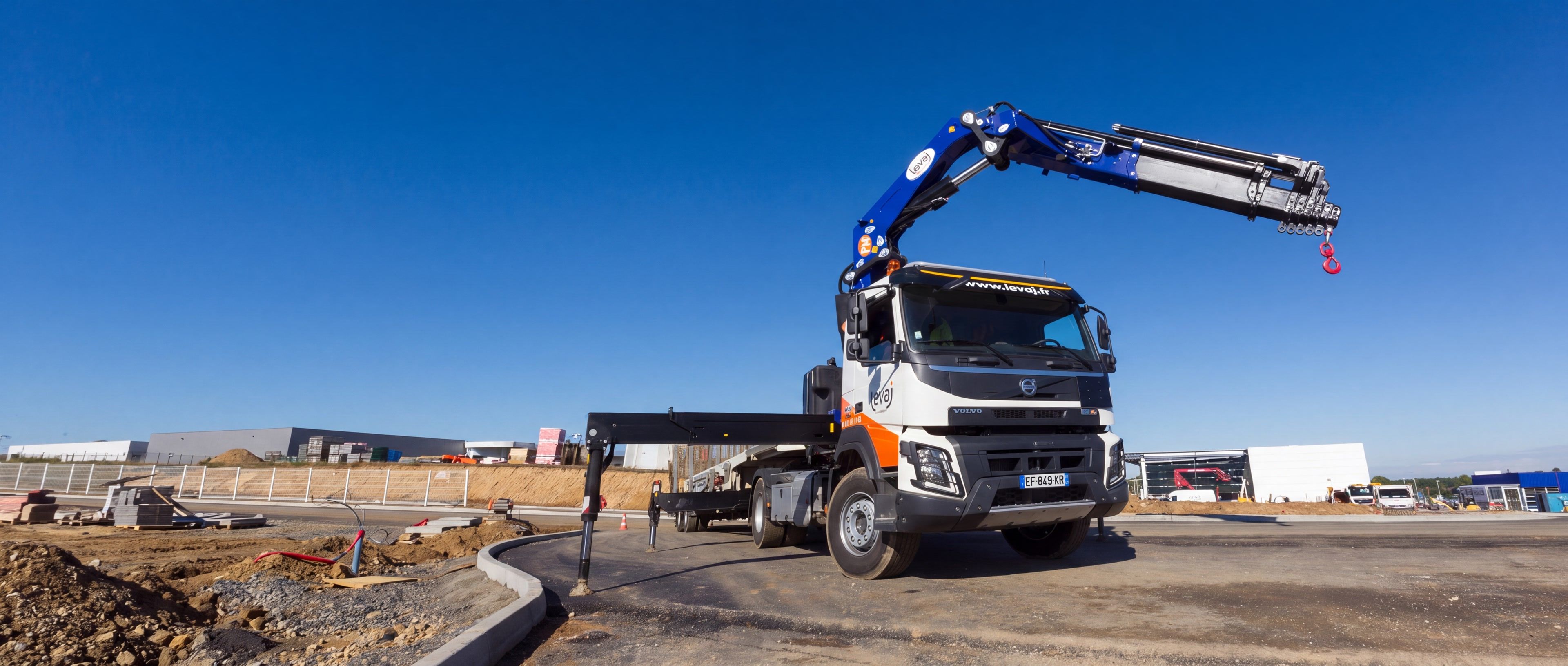 Le Volvo FMX de LEVAJ, grue bleue dépliée