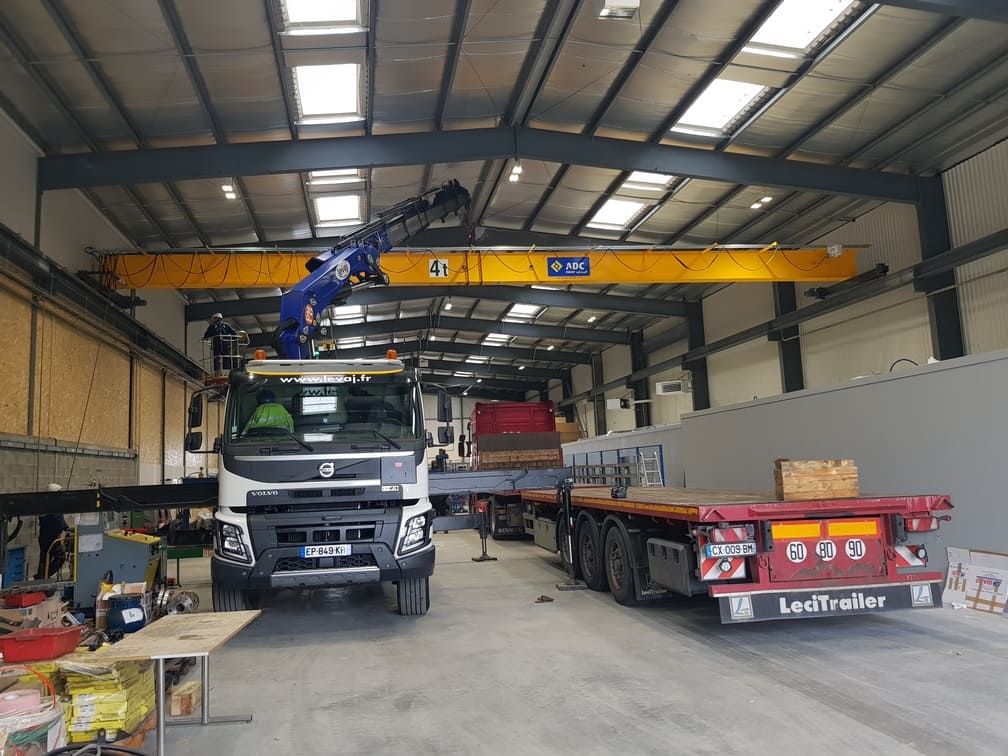 Volvo FMX et semi-remorque chargée dans un bâtiment industriel