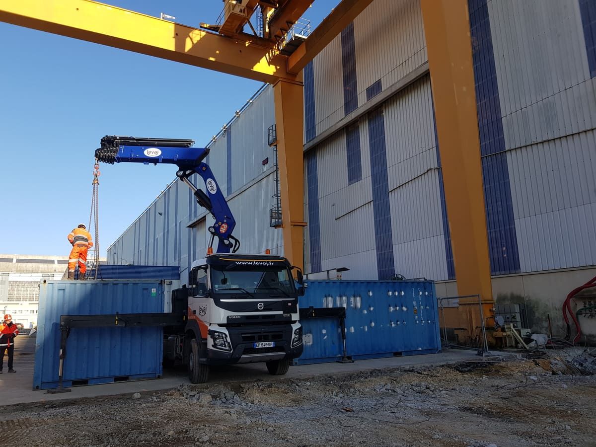 Mise en place d'un équipement bleu contre un bâtiment industriel
