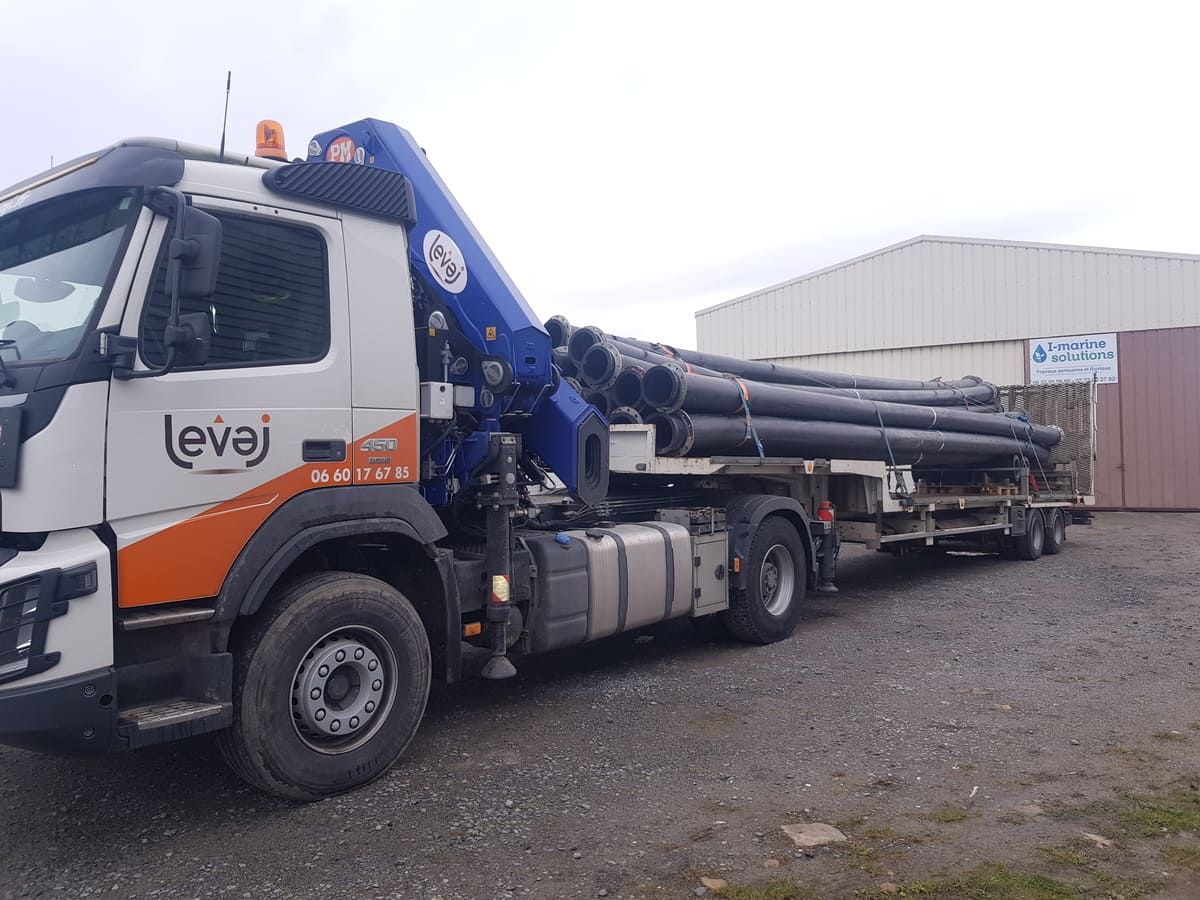 Transport de longs tubes sur la semi-remorque du Volvo FMX