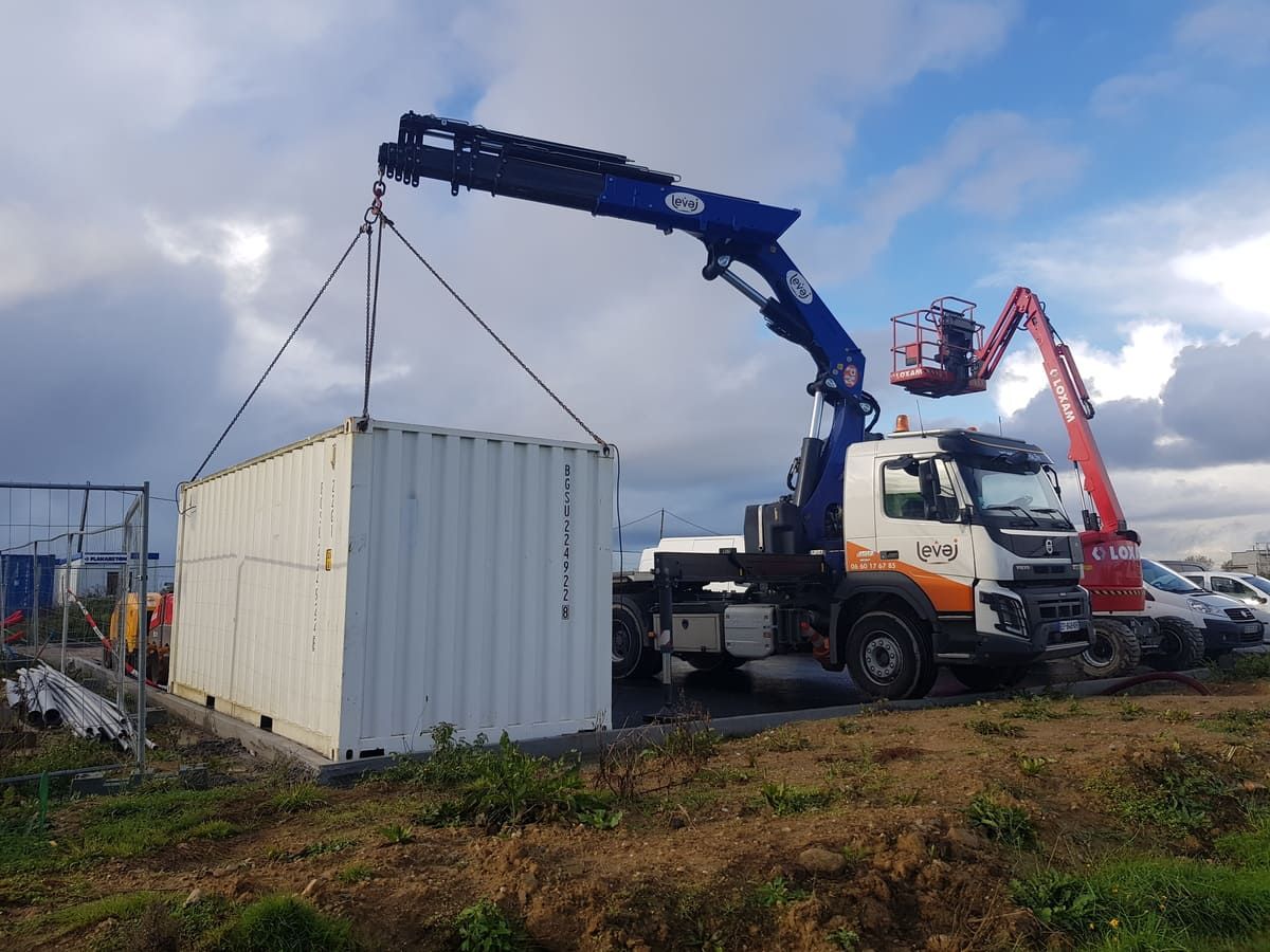 Levage au-dessus d'un bassin de station d'épuration