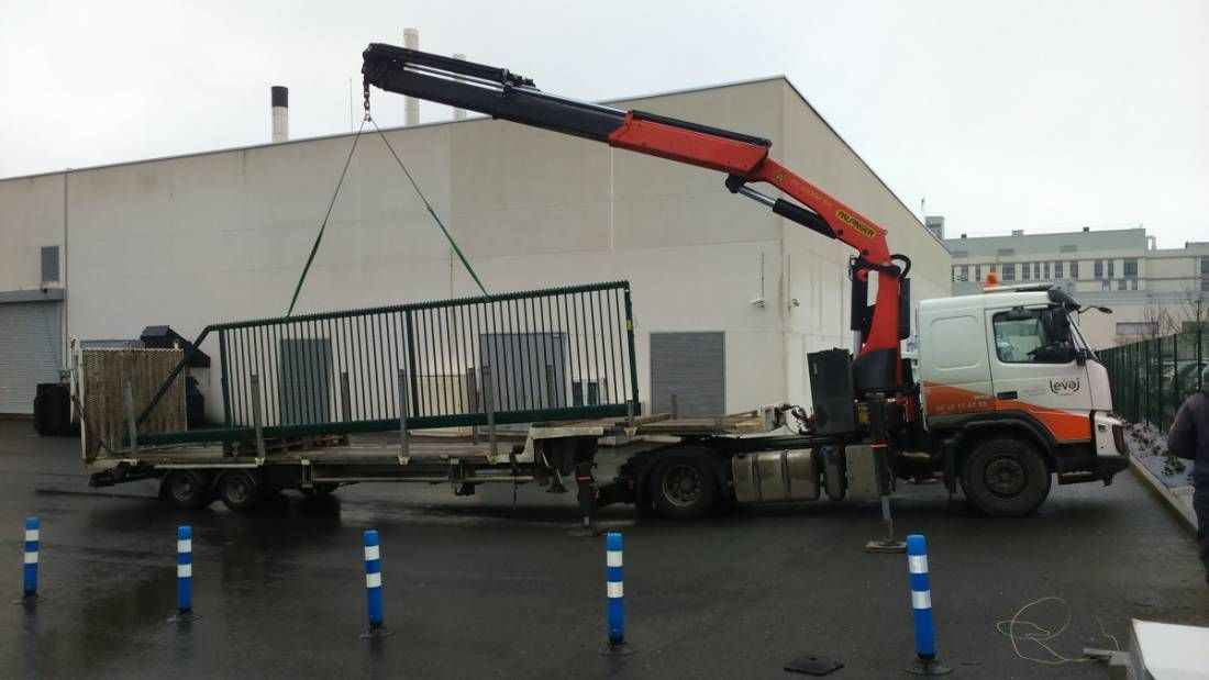 Chargement d'éléments de métallerie à la grue