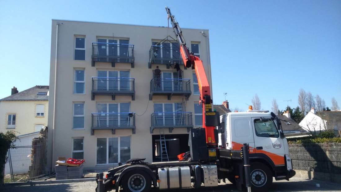 Mise en place d'une structure métallique sous un bâtiment