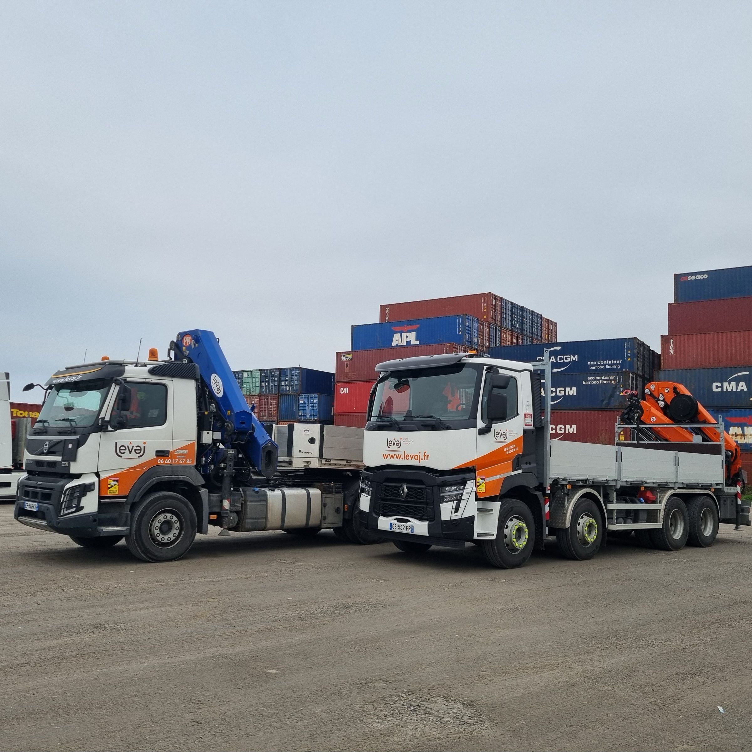 Les deux camions grue de LEVAJ, le Volvo FMX et le porteur Renault, sur un terminal à conteneurs