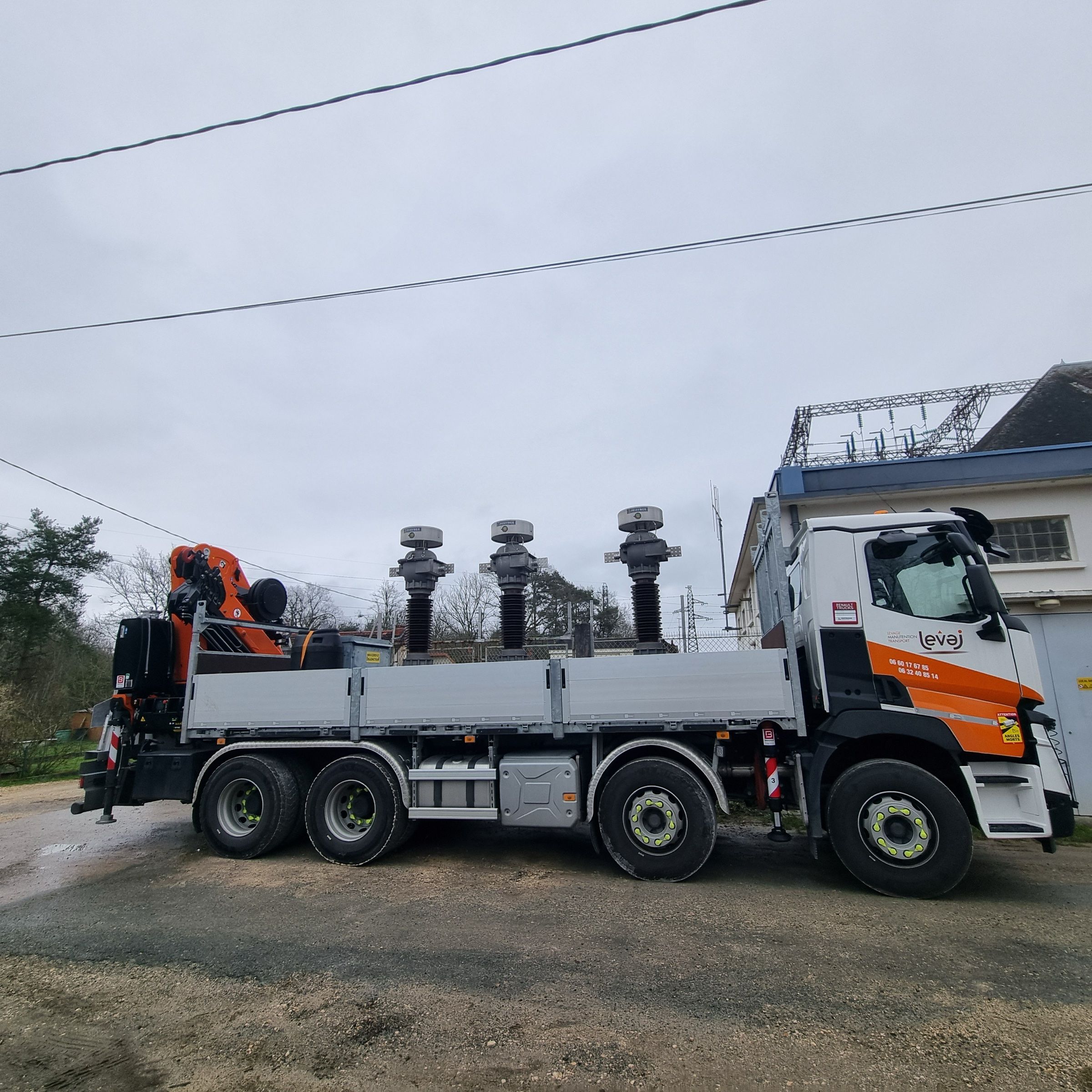 Le porteur Renault de LEVAJ livrant des équipements électriques dans un poste haute tension