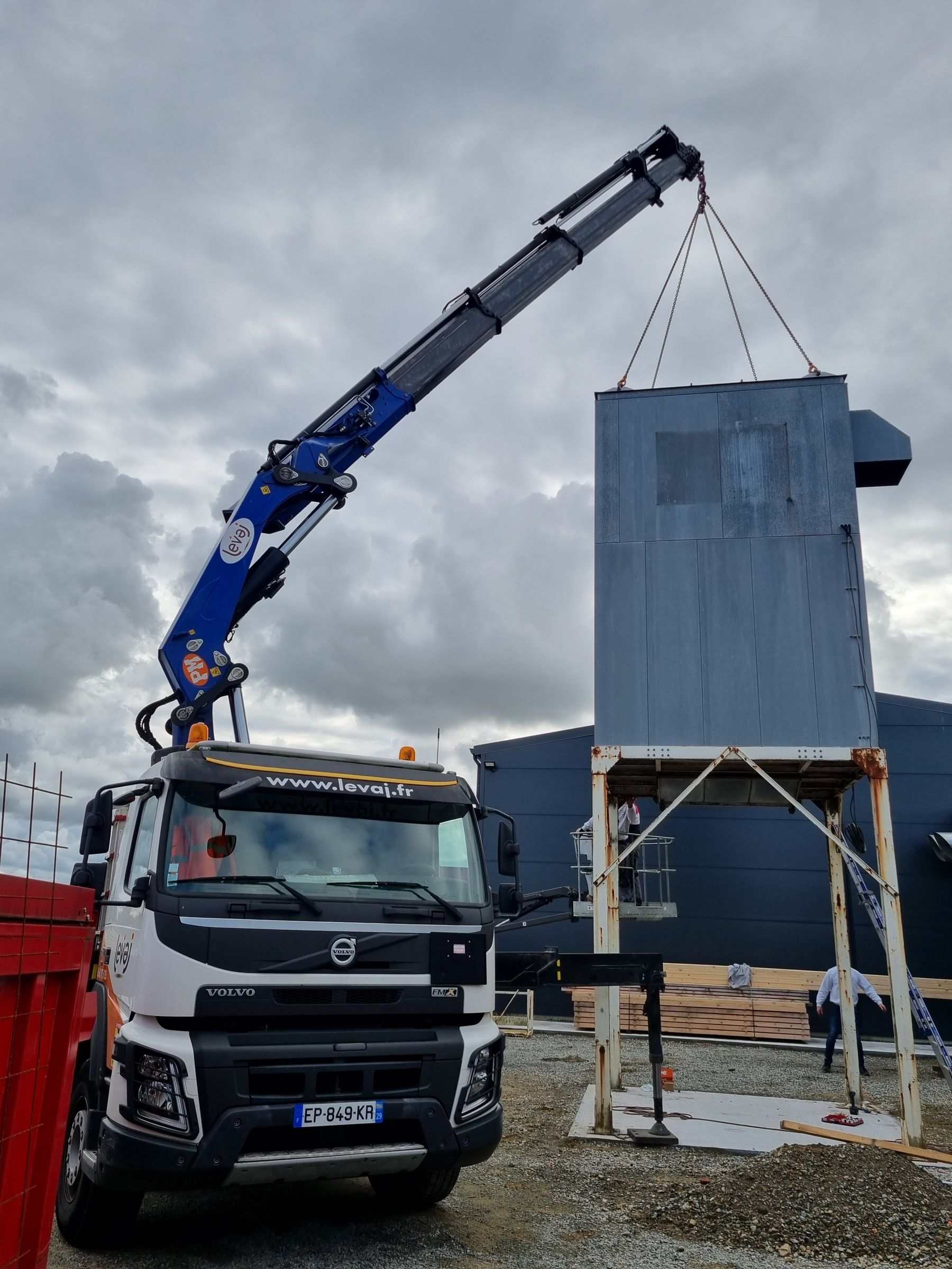 Levage d'un caisson métallique sur son support au Volvo FMX