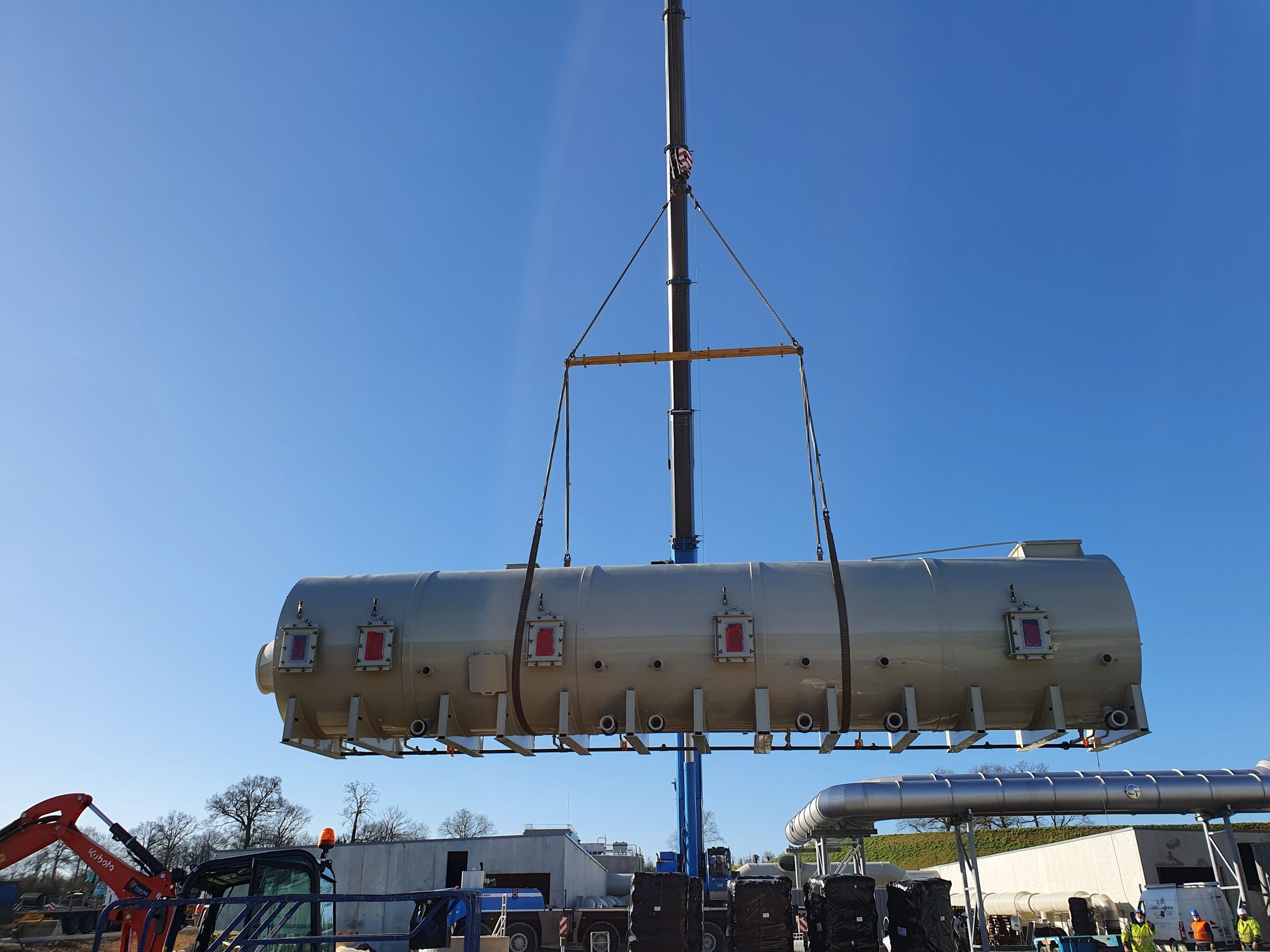 Levage d'une cuve inox horizontale au palonnier sur un site industriel