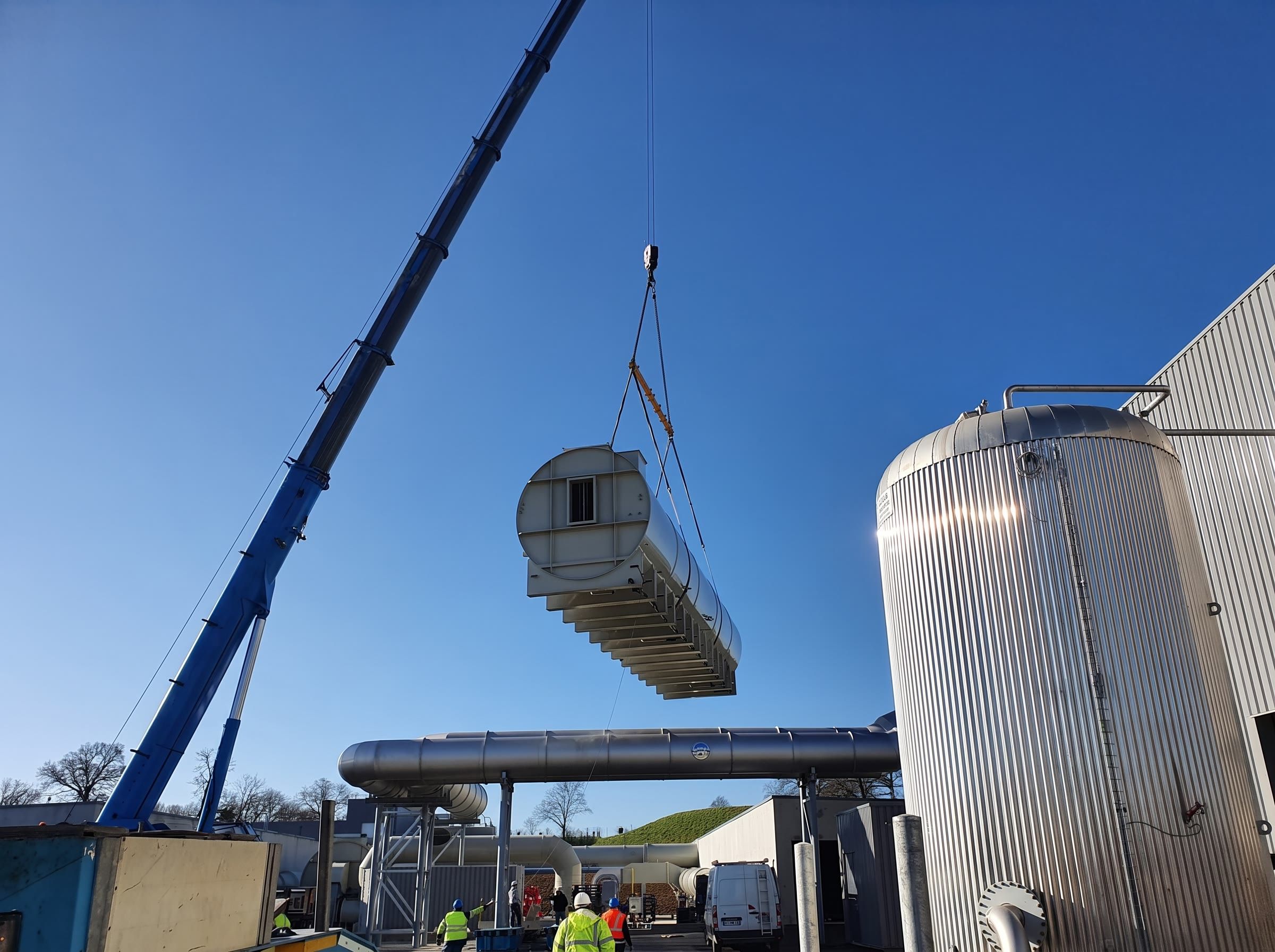Mise en place d'un équipement inox à côté d'une cuve de stockage