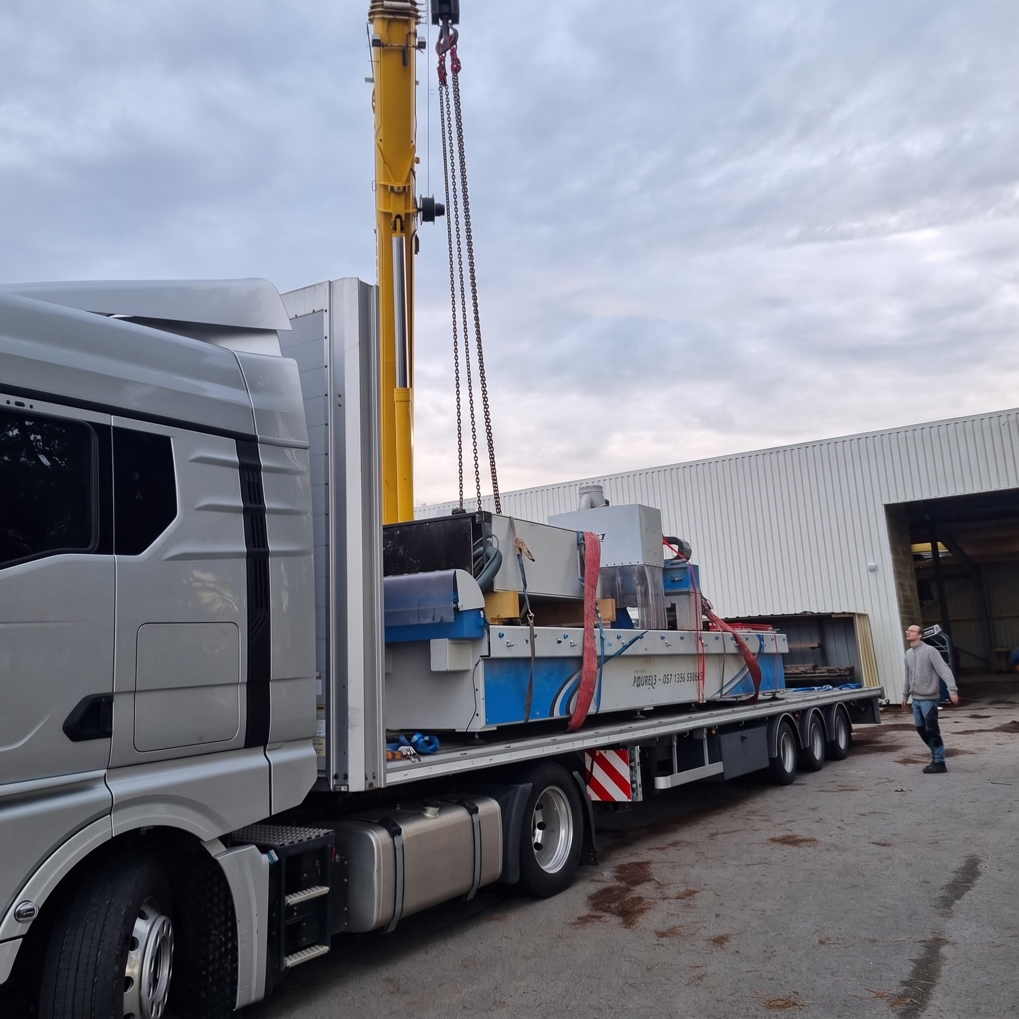 Chargement de machines industrielles sur une semi-remorque