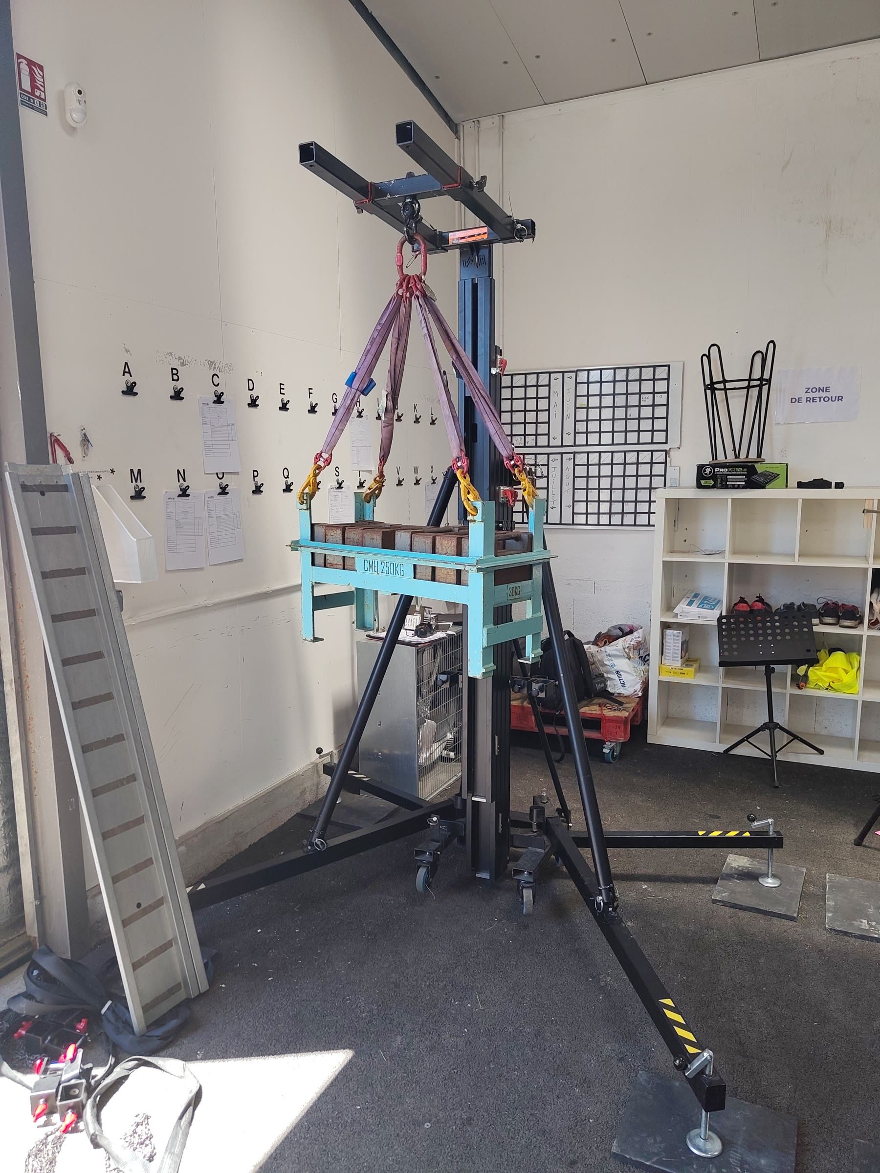 Épreuve d'un pied de levage avec un panier CMU 250 kg chargé de masselottes
