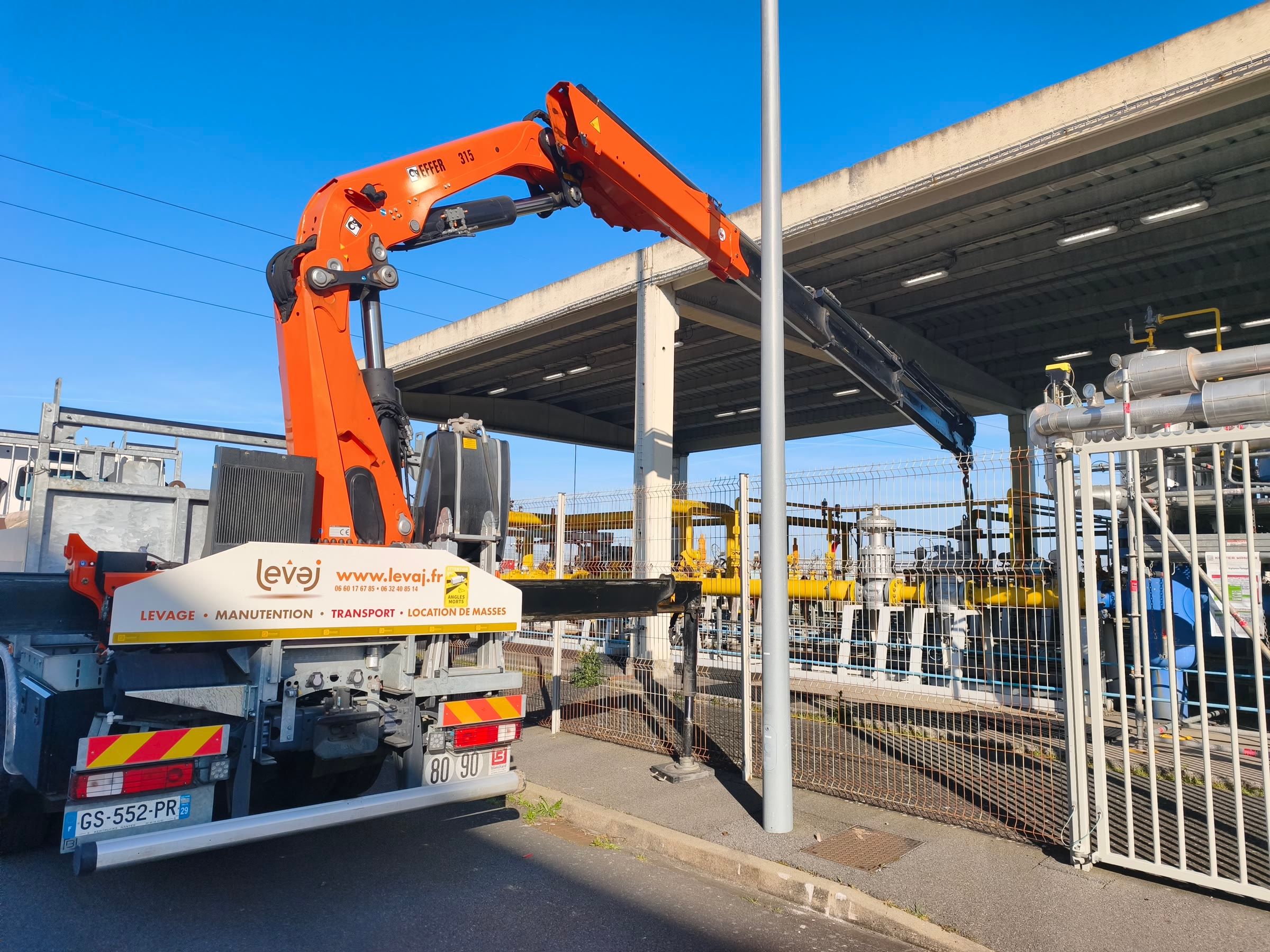 La grue Effer du porteur déployée sur un site industriel