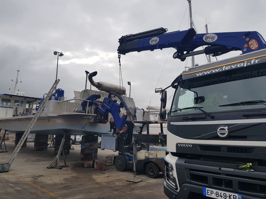 Levage d'un bateau sur un chantier naval