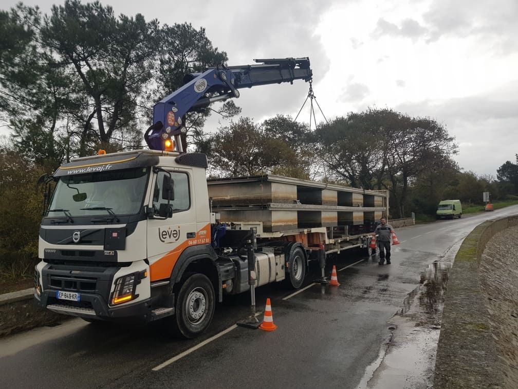 Transport d'une coque sur la semi-remorque