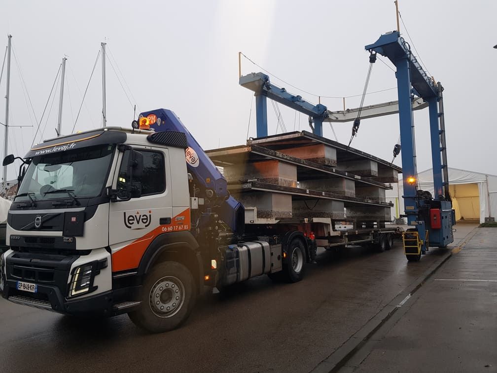Bateau chargé sous un portique élévateur