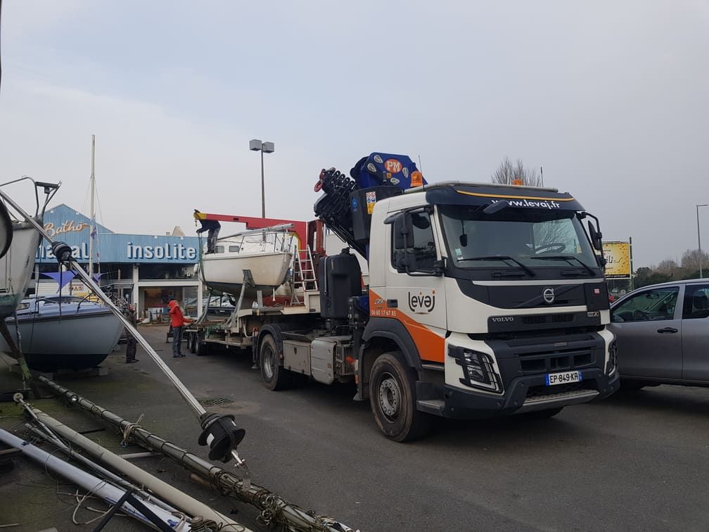 Levage d'un bateau dans un port