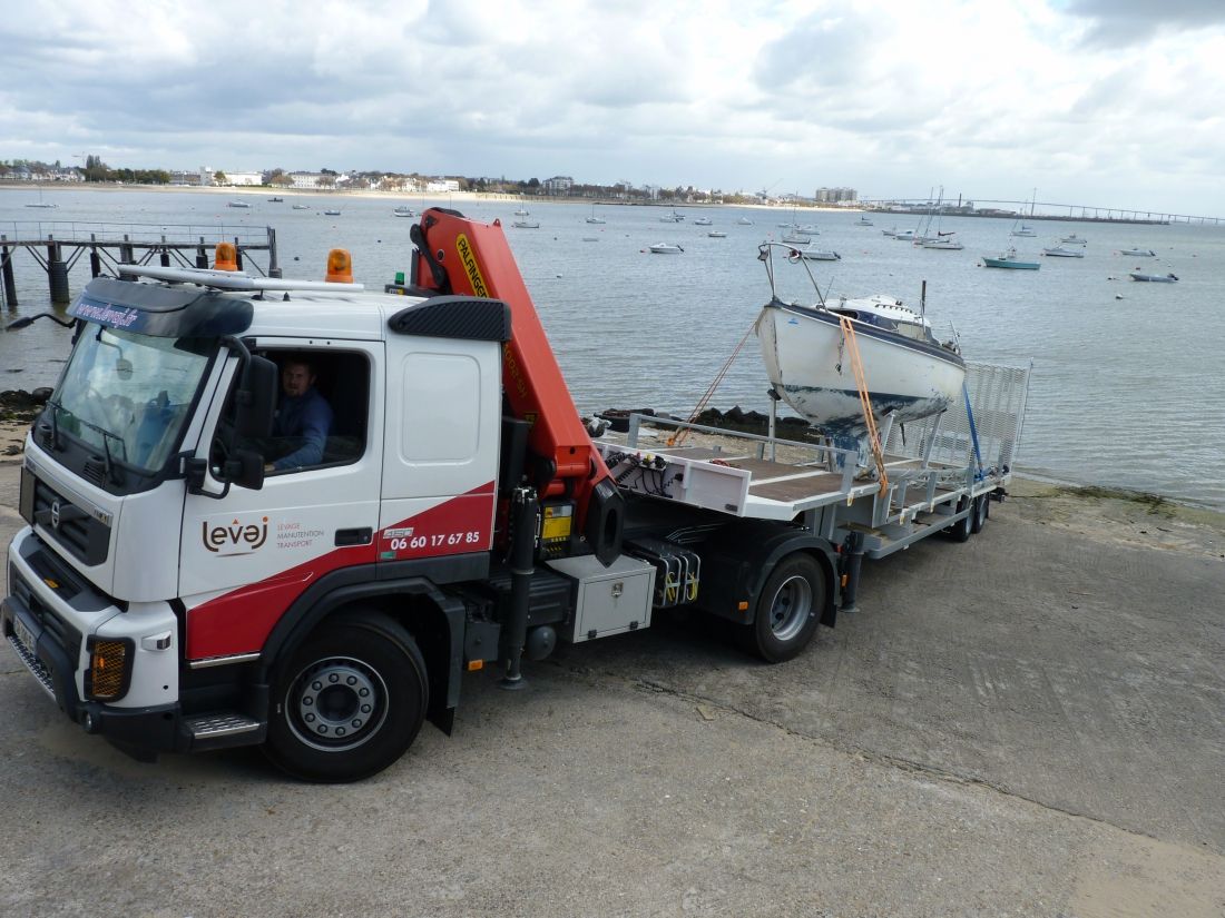 Mise à l'eau d'un bateau à la grue