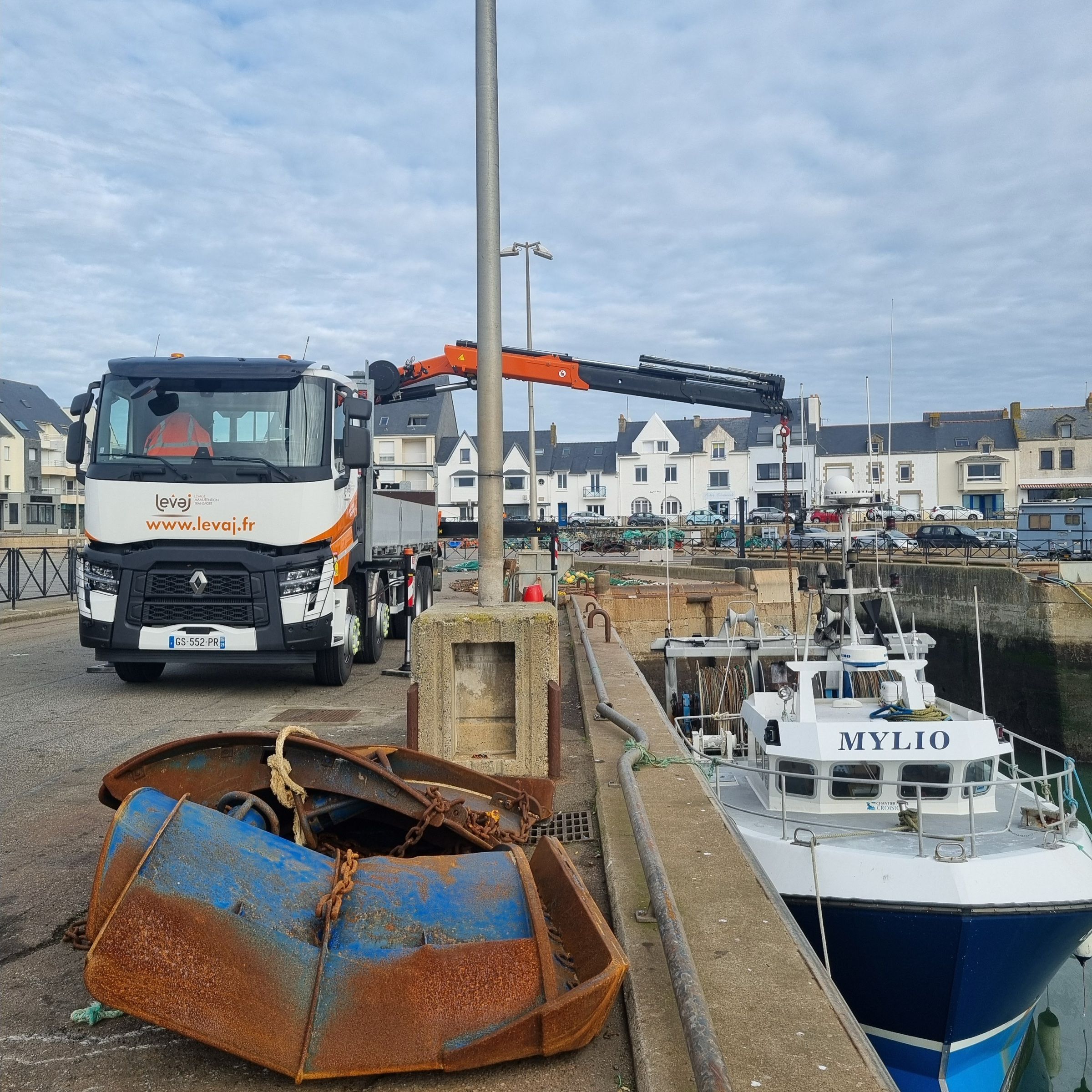 Le porteur Renault de LEVAJ sur le quai d'un port de pêche