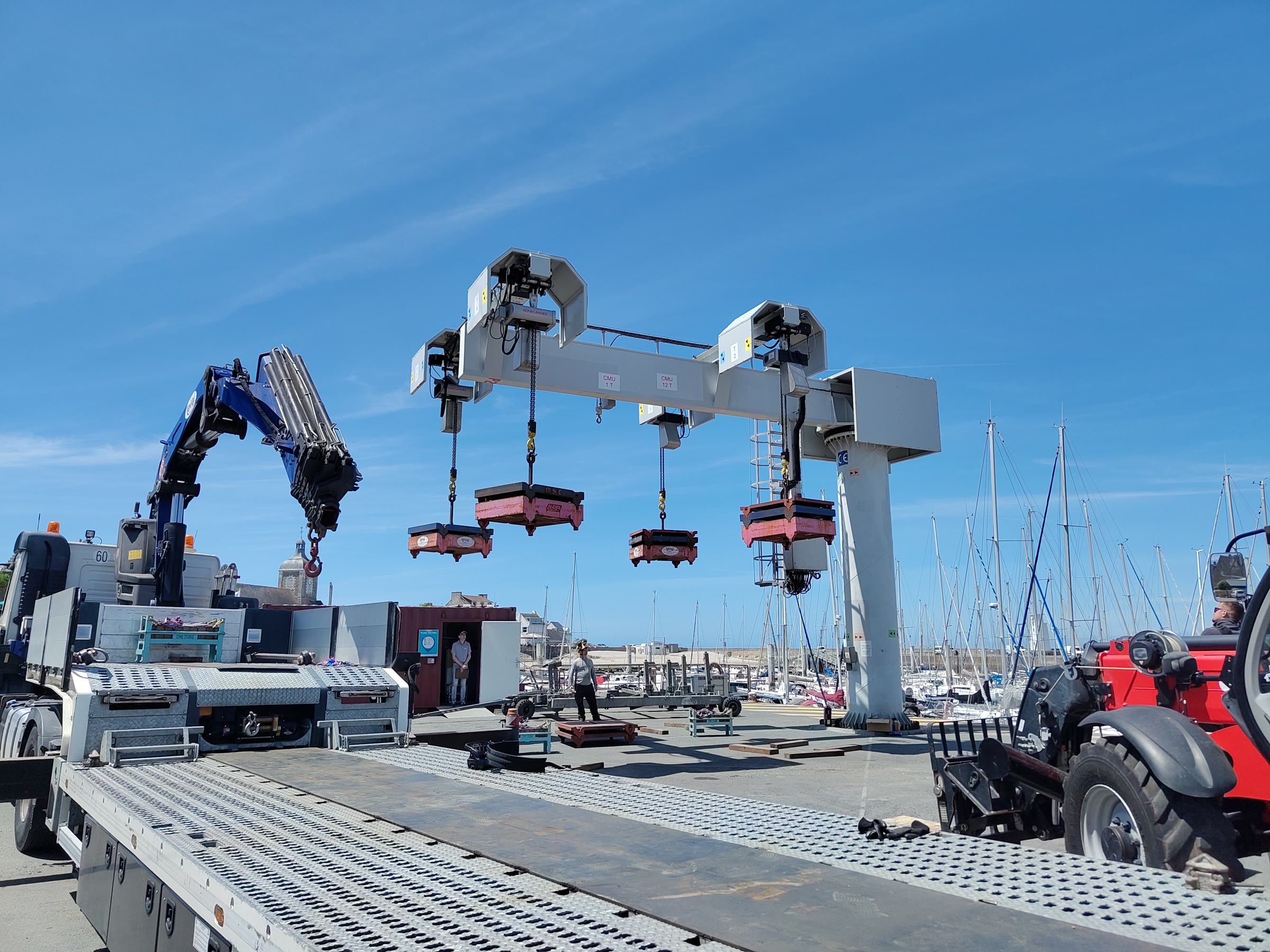 Épreuve d'une potence à quatre palans sur un port, avec nos masses d'essai