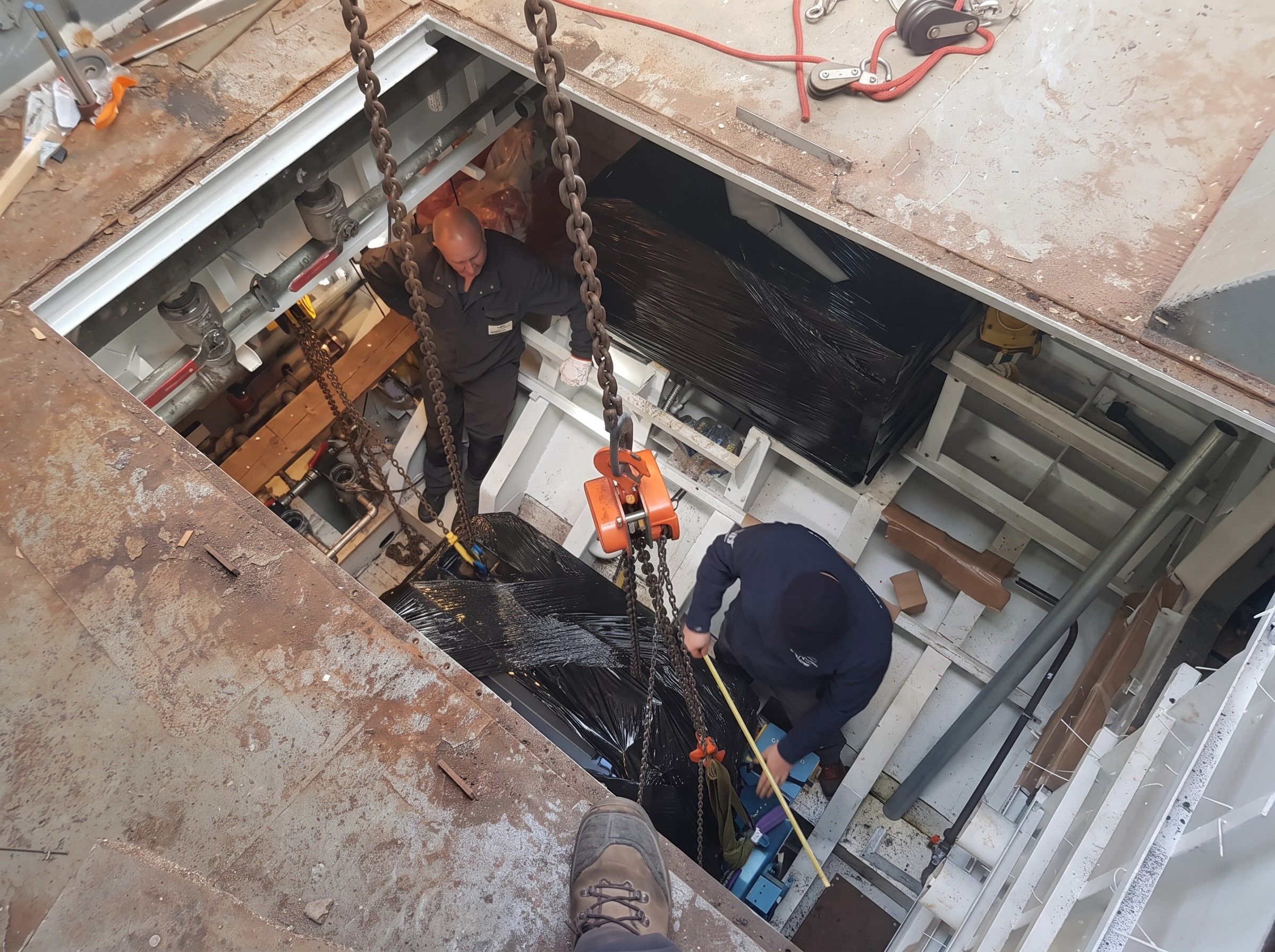 Descente d'un équipement par une trappe en sous-sol