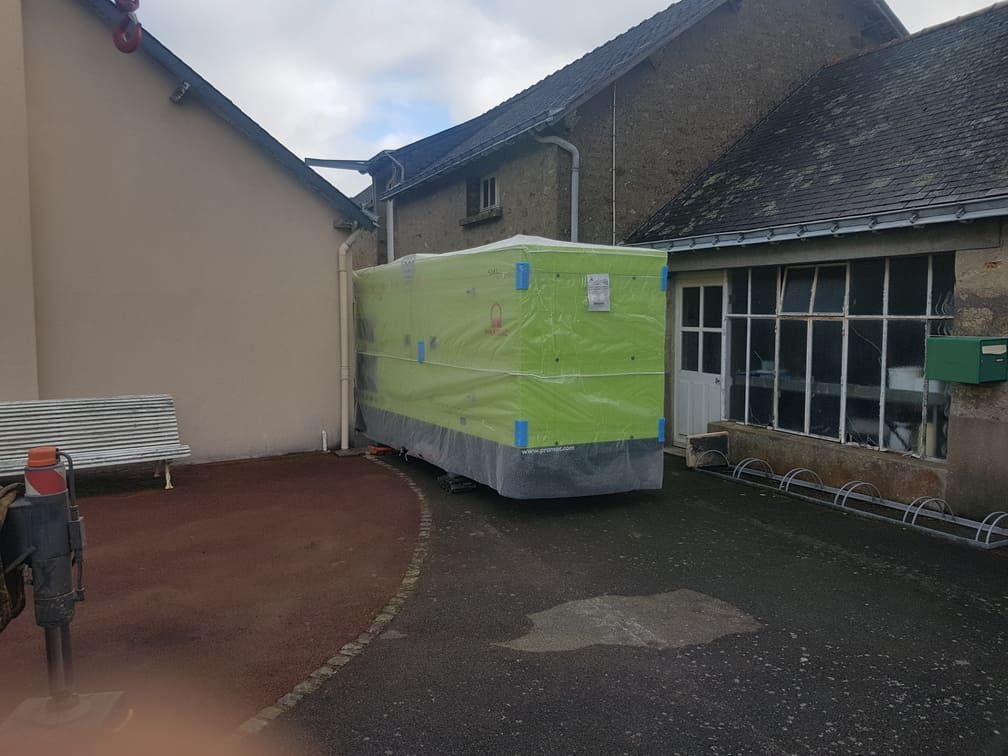 Pose d'un module dans une cour fermée