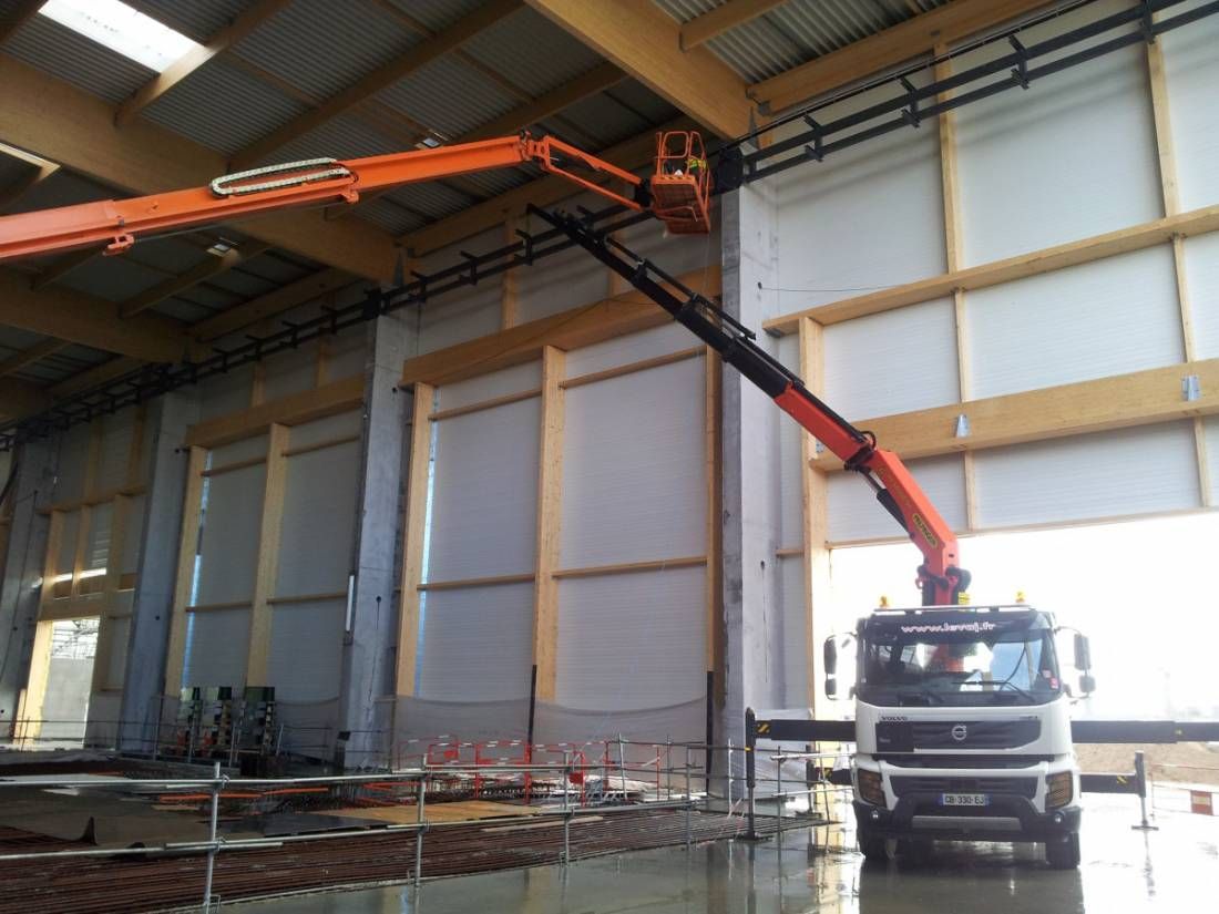 Manutention sous une charpente métallique