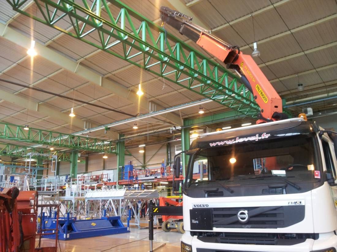 Levage d'un pont roulant à l'intérieur d'un bâtiment