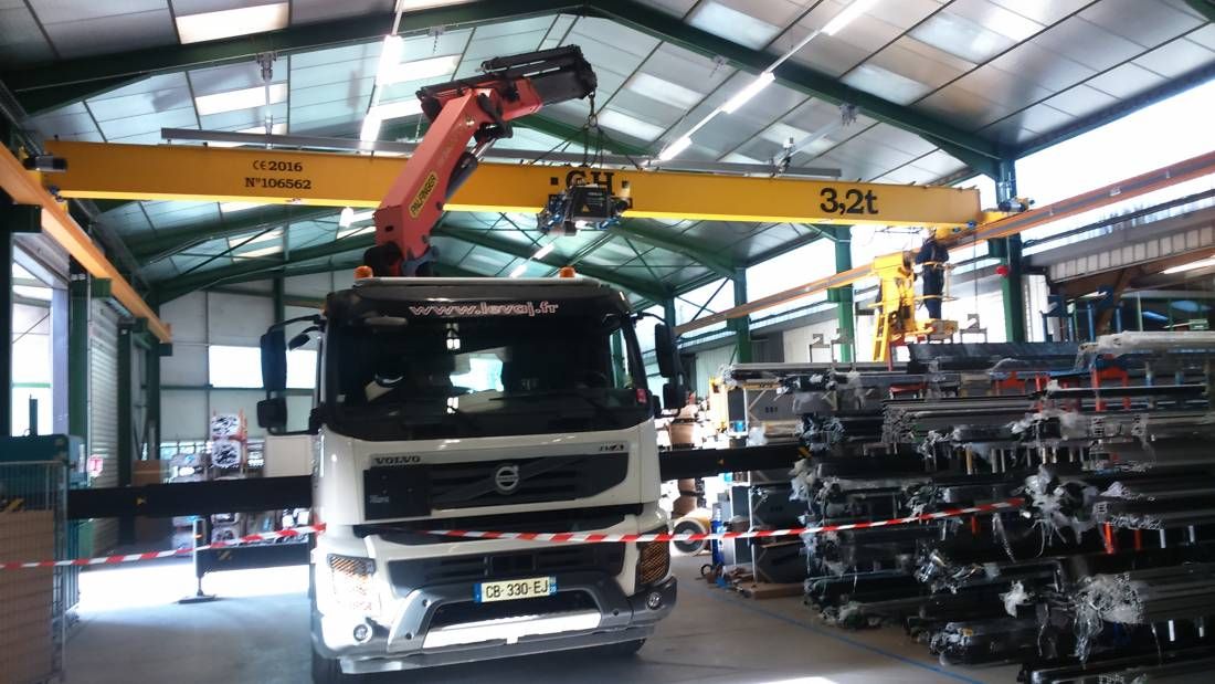 Camion grue à l'intérieur d'un entrepôt