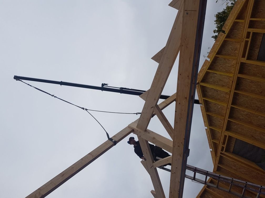 Charpente bois vue depuis l'intérieur pendant le levage