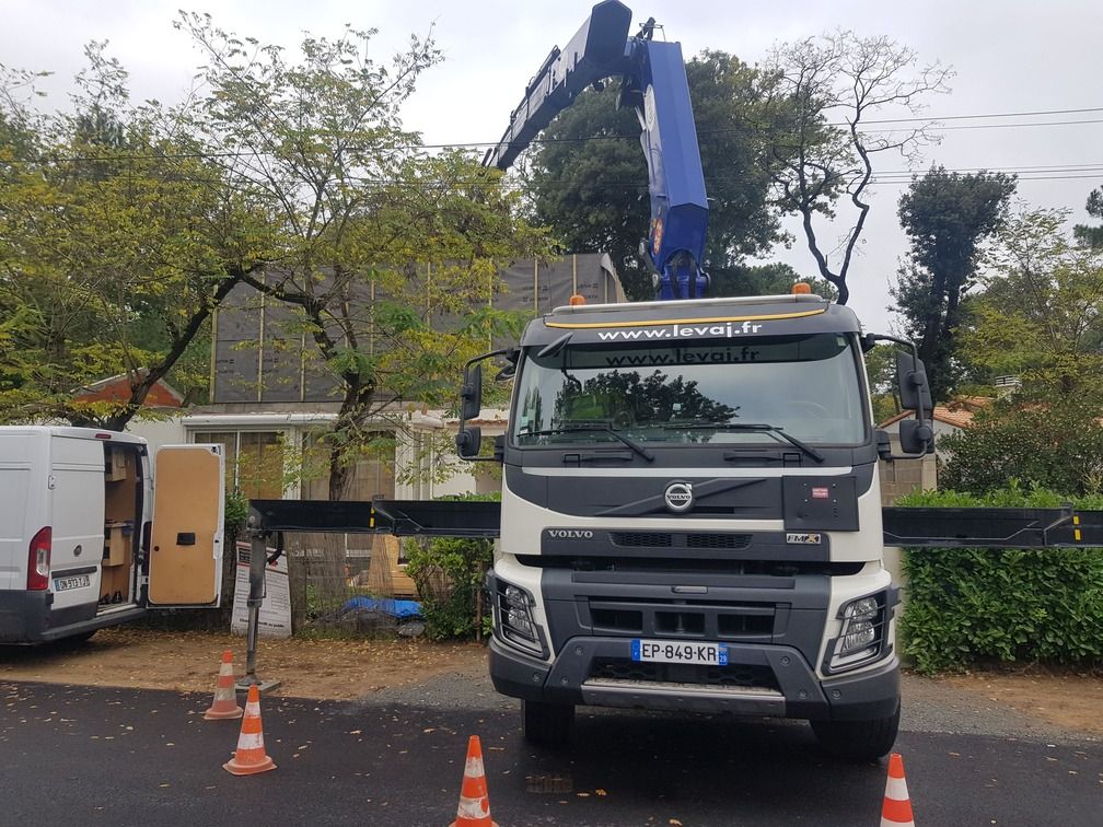 Volvo FMX calé sur stabilisateurs avant le levage