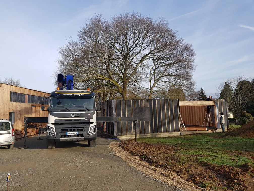 Chantier de maison à ossature bois en cours de montage