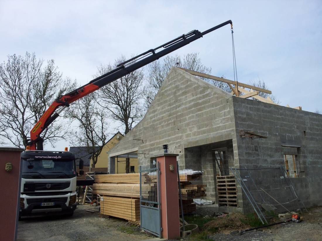 Montage d'une maison à ossature bois à la grue