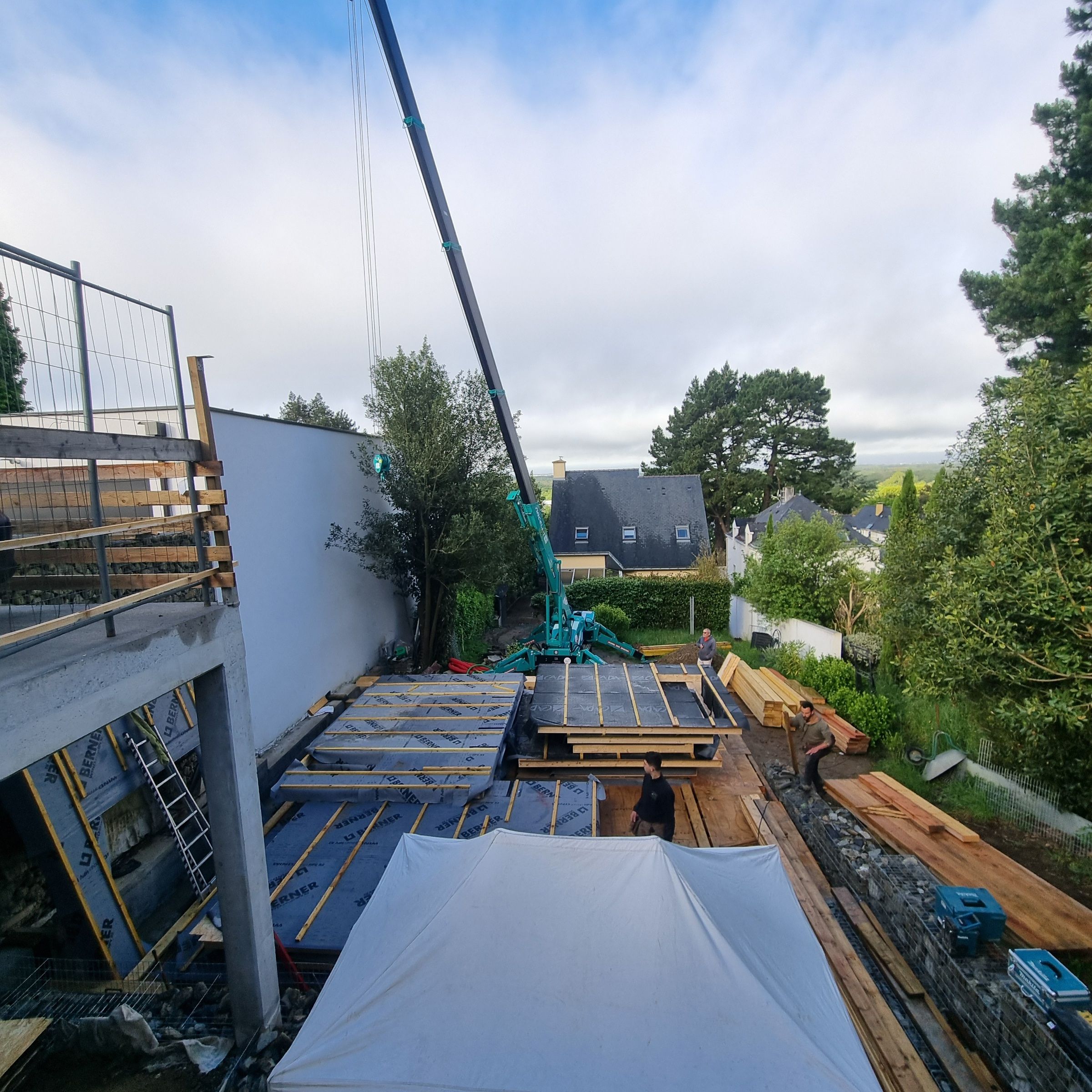 Pose de caissons de toiture à ossature bois à la mini-grue