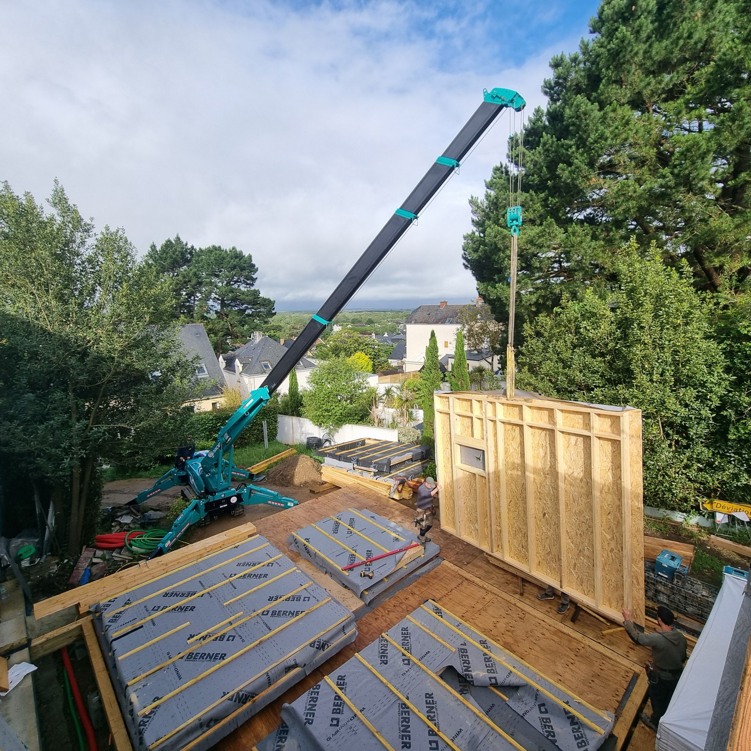 Montage d'un mur à ossature bois à la mini-grue