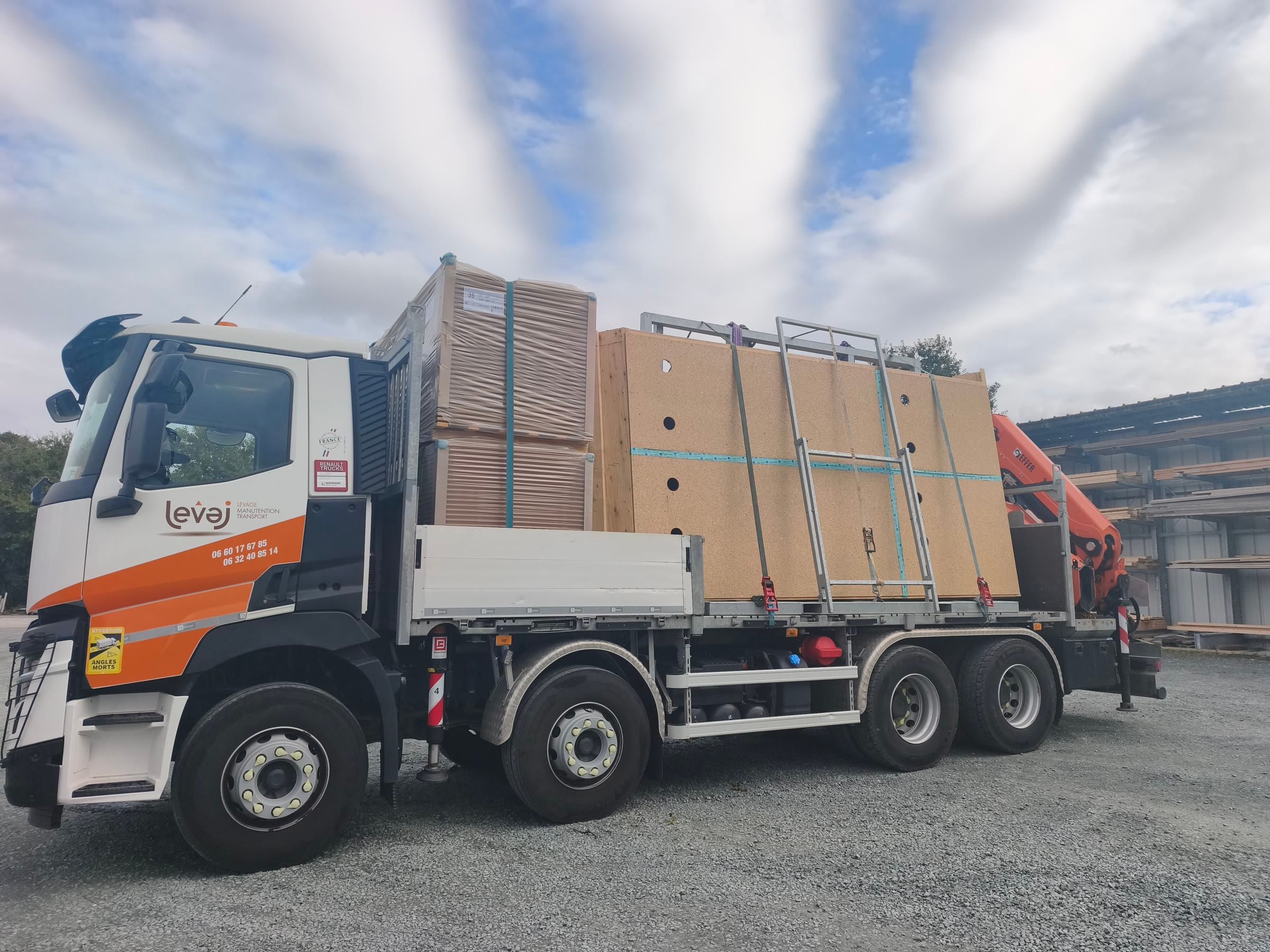 Le porteur Renault livrant des panneaux de bois